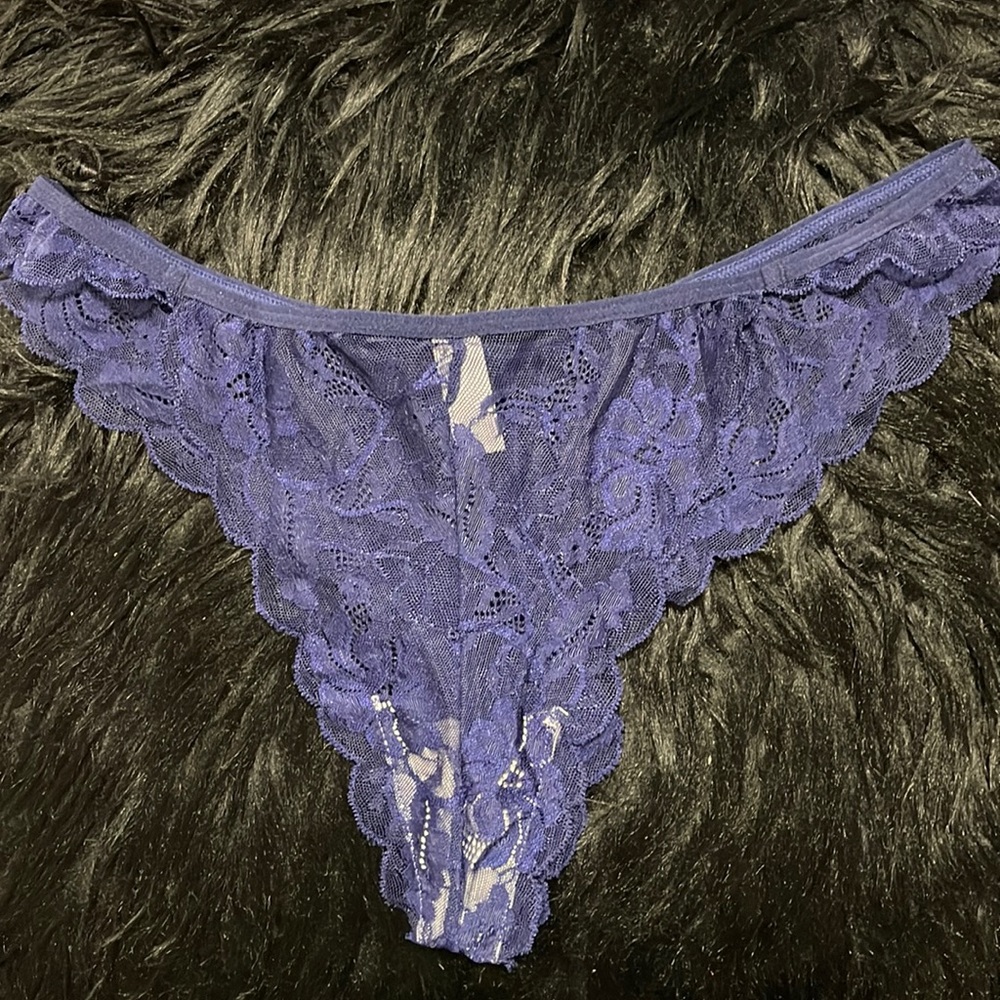 NAVY LACE THONG